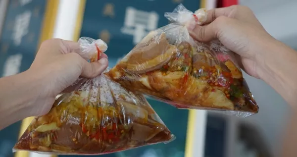 滷肉蛋餅吃過沒！古早味特色蛋餅、老字號早餐店「中都周早餐」，豬皮酸菜蛋餅、饅頭滷肉酸菜也推薦。