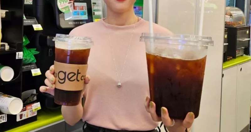 只要66元！韓國超商CU「2XL冰美式咖啡」特大杯超狂，超過1.2公升、可插兩根吸管喝超飽。