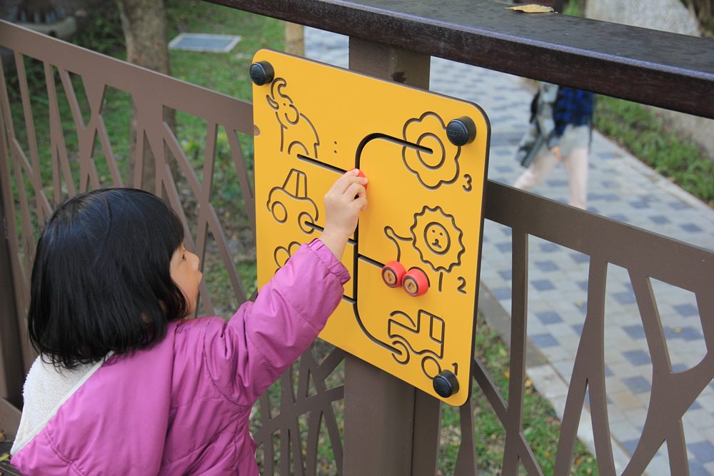 台北親子景點 | 天母東和公園免費玩兩層樓旋轉溜滑梯、湯姆歷險記森林遊樂場、木屑鋪面超有心～