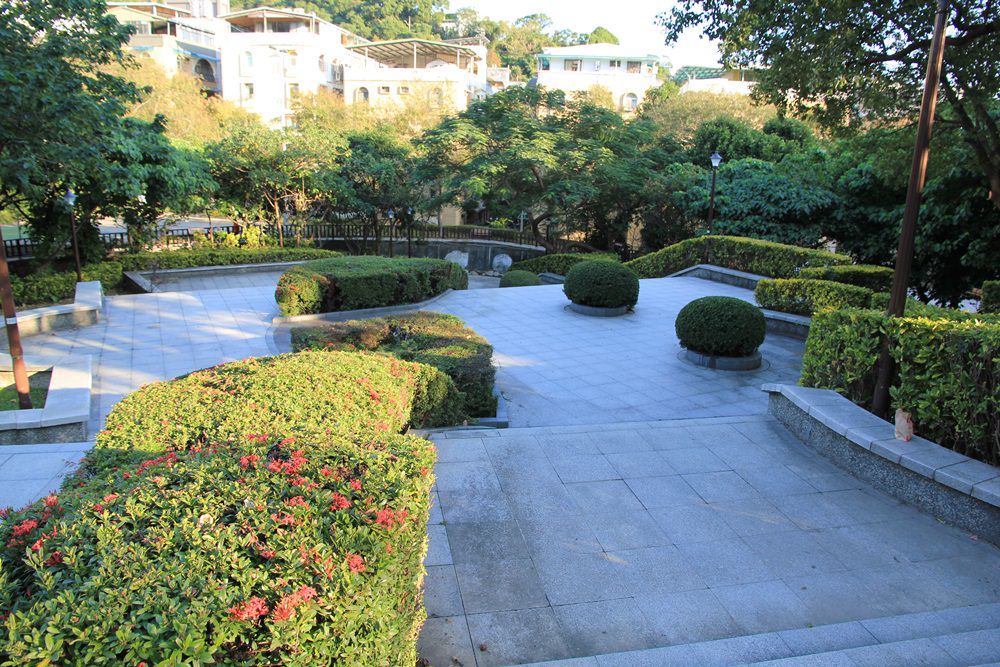 台北親子景點 | 天母東和公園免費玩兩層樓旋轉溜滑梯、湯姆歷險記森林遊樂場、木屑鋪面超有心～