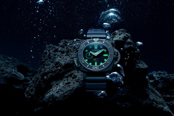 夜光功能新高度！Panerai全新Submersible Elux LAB-ID腕錶 以純機械一鍵開關發光系統