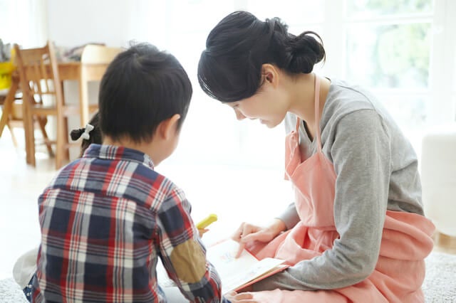 陪玩姐姐並沒有相關證照規定，因此建議挑選有幼保背景及有陪玩服務經驗的陪玩姐姐