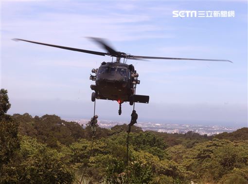 UH-60黑鷹直升機實施特戰人員垂降滲透。（圖／記者邱榮吉攝影）