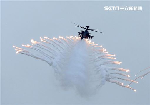 AH-64E阿帕契攻擊直升機施放熱焰彈。（記者邱榮吉/攝影）