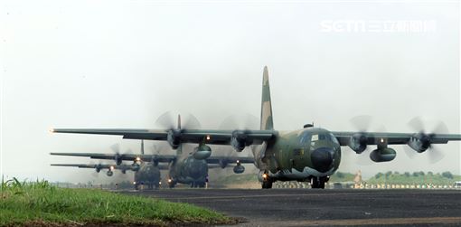 空軍第六混合聯隊第十空運大隊第102中隊，榮獲「109年度國軍模範團體」C-130H、編隊起飛、實施超高難度500呎衝場、100呎高速衝場後最大性能爬升、60度小轉彎、低空重飛、正常航線連續起飛、莫比烏斯帶式連續起飛、高進場短場落地、慢飛、轉彎中戰術落地。（記者邱榮吉/攝影）