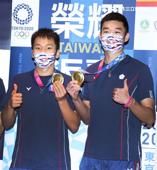 東京奧運羽球男子雙打「麟洋配」王齊麟、李洋，拿下羽球男雙的金牌返國受到粉絲熱烈歡迎。（記者邱榮吉/攝影）
