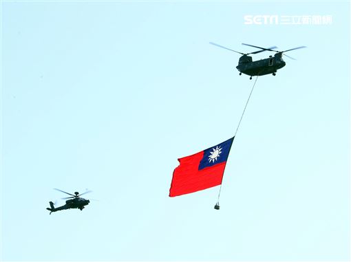 國慶日47架旋翼機、定翼機全兵力演練由CH-47SD懸掛巨幅國旗率先登場。（記者邱榮吉/攝影）