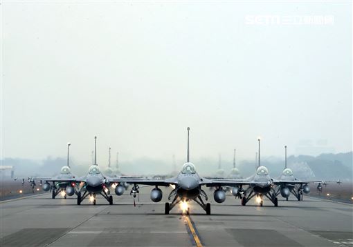 空軍12架的F-16V戰機以「大兵力滑行」俗稱「大象走路」展現強大戰力。（記者邱榮吉/攝影）