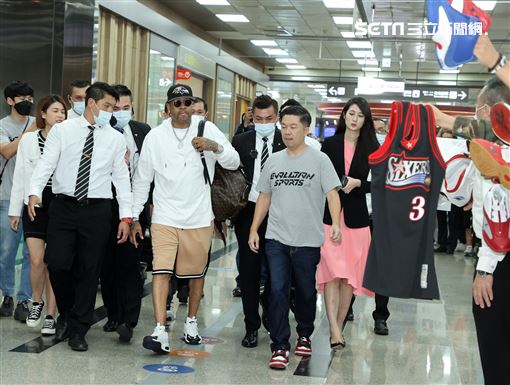 「NBA戰神」艾佛森抵台機場快閃，球迷傻眼。（記者邱榮吉/攝影）