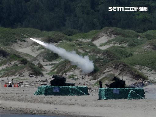 「復仇者飛彈車」實彈射擊。（圖/記者邱榮吉屏東攝影）