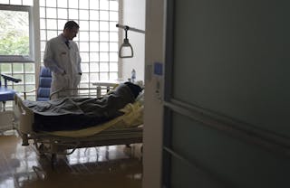 安寧緩和醫療 Doctor Stephane Mercier visits a patient at the palliative care unit of the AP-HP Paul-Brousse hospital in Villejuif near