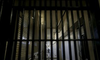 監獄＿死刑＿A guard stands behind bars at the Adjustment Center during a media tour of California's Death Row at San Quentin State Pri