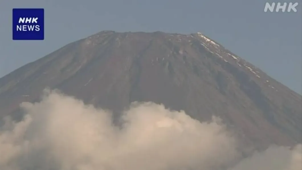 立冬都不立冬了！富士山也罕見「熱爆」��山頂雪消失。（圖／翻攝自NHK X）