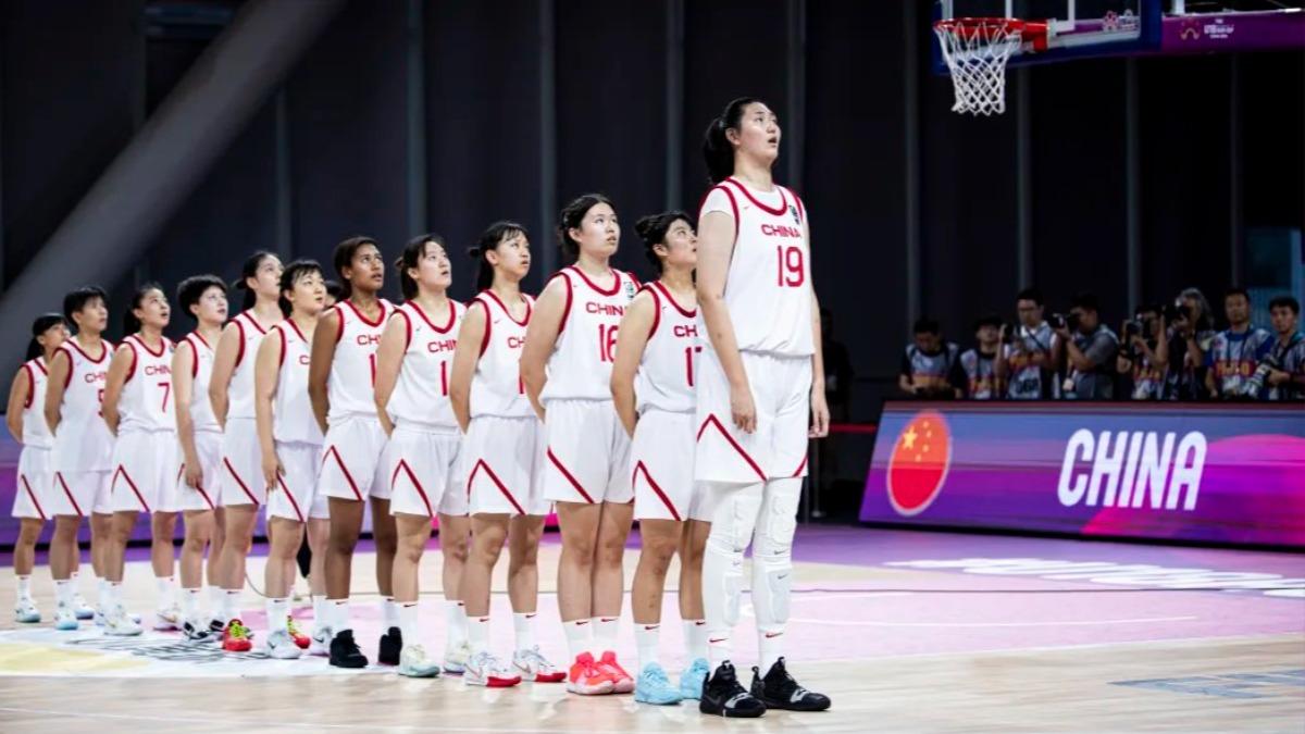 17歲身高220公分！中國「女姚明」國際賽亮相　球迷全看傻