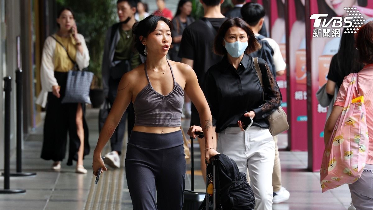 北市體感溫度飆40度，沒下雨超悶。（圖／葉志明攝）