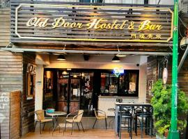 Old Door Hostel & Bar