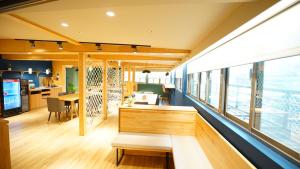 台北RF富裕自由商旅 - 忠孝馆的客厅设有大窗户和桌子