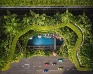 una vista aérea de una carretera con coches y árboles en PARKROYAL COLLECTION Pickering, Singapore en Singapur