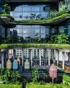 un edificio de oficinas con techo verde con plantas en PARKROYAL COLLECTION Pickering, Singapore en Singapur