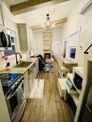 Delightful Tiny Home w/ 2 beds and indoor fireplace