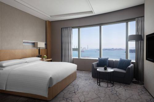 En eller flere senge i et værelse på Xiamen Marriott Hotel Haicang