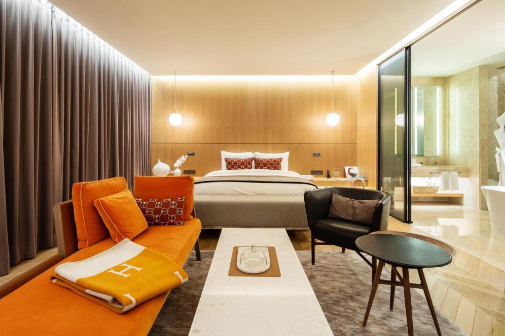 Habitación de hotel con cama y sofá en Hotel28 Myeongdong en Seúl