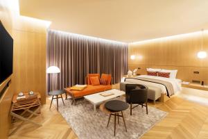 Habitación de hotel con cama, mesa y sillas en Hotel28 Myeongdong en Seúl