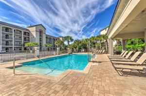 Miramar Beach Condo with Pool - Walk to Beach!