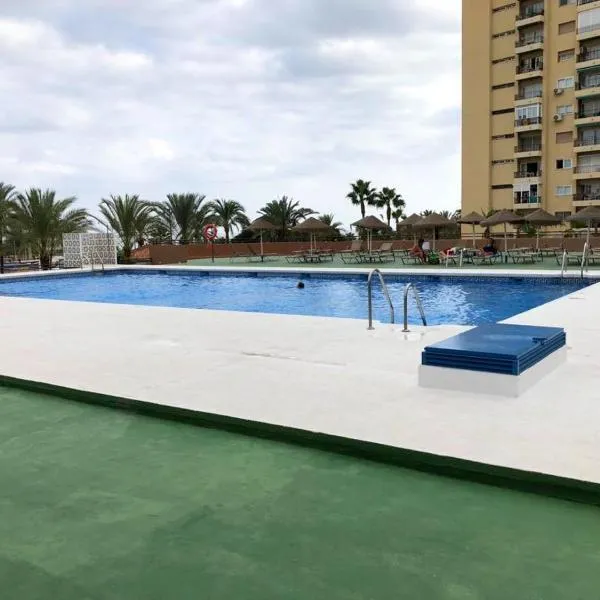 One bedroom apartment at Fuengirola 20 m away from the beach with sea view shared pool and terrace, hotel v mestu Fuengirola