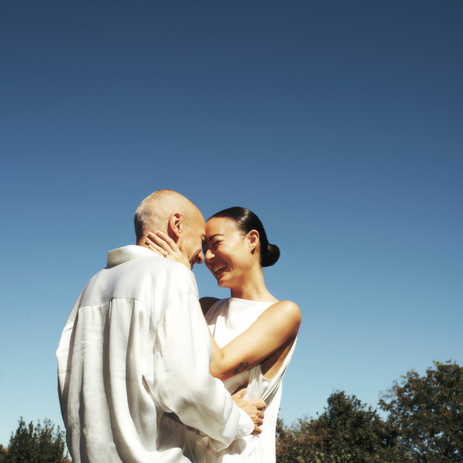 Il matrimonio di Claudio Antonioli e Lisa Von Tang a Milano, da Sogni. Due abiti da sposa unconventional Ann Demeulemeester