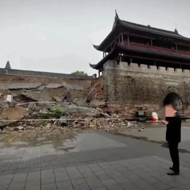 影/「10秒坍塌」監視器畫面曝光！浙江1800年古城墙疑因暴雨損毀