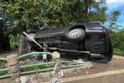 北投小客車失控跨欄側翻！駕駛一度受困　肢體擦傷急送醫