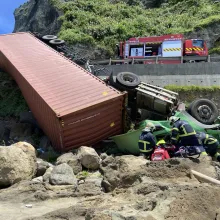 影/奪命畫面曝！貨櫃車鬼切衝護欄90度翻落邊坡　女駕駛困車內爆頭亡