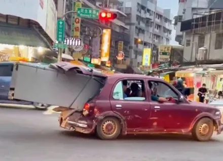 影/正港運「冰」車！屏東街頭驚見超狂小March硬吞大冰箱「快比車身長」