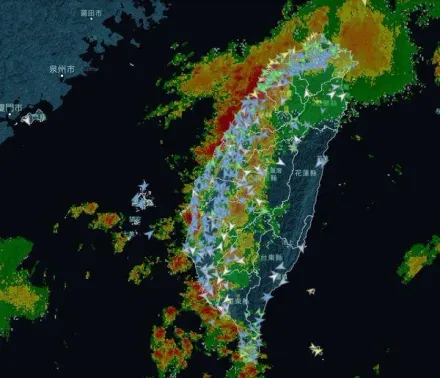 西半部雷雨狂炸！半夜北部外海颳起「閃電秀」　2地區將迎最強雨勢