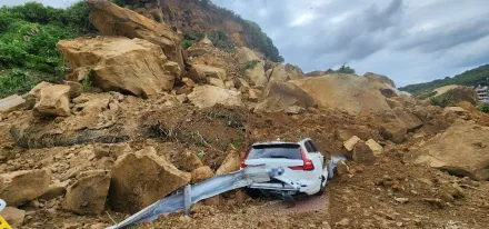 影/「瑞典坦克」擋災？基隆山崩夫妻連人帶車遭掩埋 　超幸運後門還能開急逃