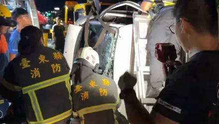 快訊/台東驚悚對撞車禍！「小貨車翻覆」駕駛受困　3人急送醫