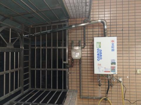 祥林廚具設計裝修 - 14L強制牌氣熱水器，微電腦控制恆溫，台灣40年的老廠牌