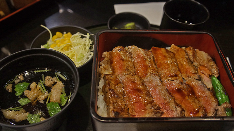 大阪車站美食街牛丼，超好吃！