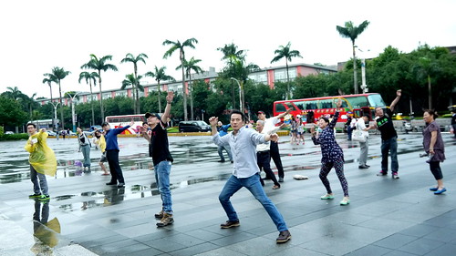 陣雨後，導演戴立忍等公民仍準時到場，以反核操展開當週的五六運動