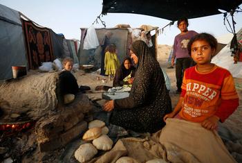 加沙地带的一名妇女在烤面包。