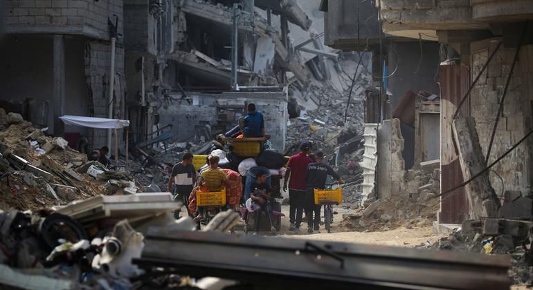 People search for water in Khan Younis city in the southern the Gaza Strip. (file)