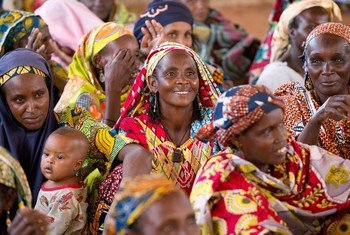 喀麦隆妇女参加一个社区会议。