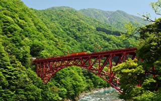 夏季日本探索：小火車穿越黑部峽谷神祕境地