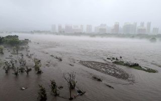 七律：風雨撼京城