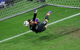 欧洲杯：C罗射失���球 葡萄牙队惊险晋级