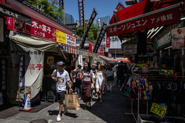 外国人涌入日本 为何本土信用卡公司头疼