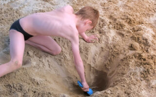 在海滩上挖洞有致命风险 但很多人不知道