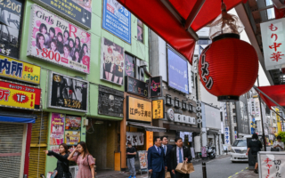 游客过多 日本餐厅想出一招来应对