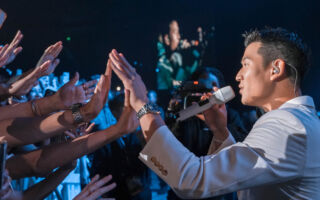 周兴哲首赴印尼开唱 8千歌迷整场跟唱中文歌